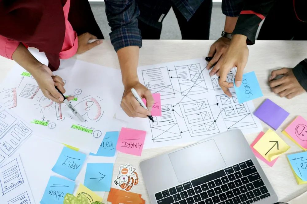 Un team che disegna il layout di un sito con i post-it